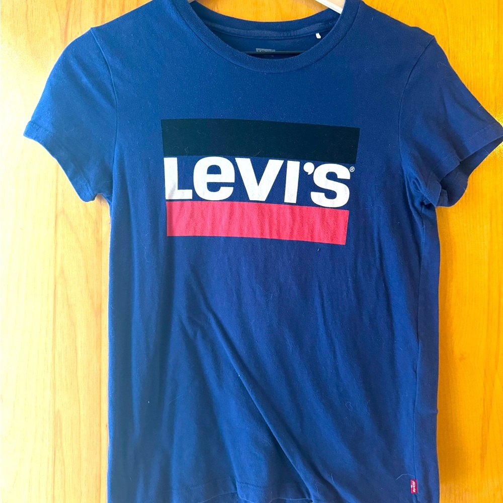 Levi’s graphic tee